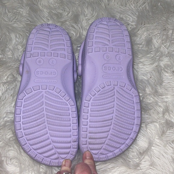Crocs- pre-owned lightly worn lavender Crocs  size -M-7 W-9 - Picture 4 of 4